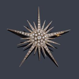 Lote 2007
Broche con diseño de estrella con diamantes talla antigua de aprox. 3,00 ct en total. S. XIX.