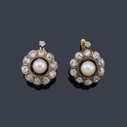 Lote 2012
Pendientes cortos con diseño de rosetón con dos perlas de aprox. 7,21 - 7,02 mm con orla de diamantes talla antigua de aprox. 3,00 ct en total. Años '20.