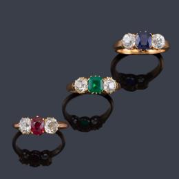 Lote 2020
Tres anillos con esmeralda, rubí y zafiro talla oval con diamantes talla 'old cushion' de aprox. 3,25 ct en total. Ppios S. XX.