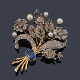 Lote 2031
Broche con diseño de 'Bouquet floral' con perlas de aprox. 7,22 - 5,55 mm, diamantes talla holandesa simple y antigua, con zafiro Ceylán talla oval. Años '30.