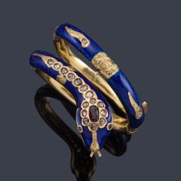Lote 2043
Pulsera articulada en forma de serpiente enroscada en esmalte azul enriquecido con diamantes talla rosa y rubí talla oval. S. XIX.
