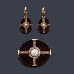 Lote 2045
Broche y pendientes con perlitas de aprox. 8,37 mm, diamantes talla rosa y cuarzo amatistas en montura de oro amarillo de 18K. S. XIX.