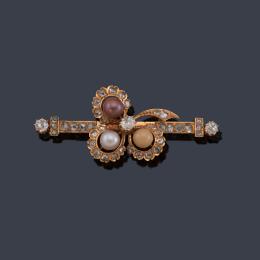 Lote 2052
Broche con diseño de trébol enriquecido con tres perlas y diamantes talla rosa. S. XIX.