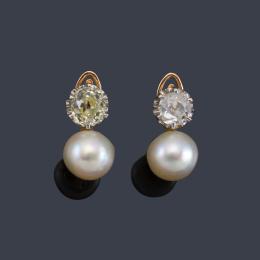 Lote 2054
Pendientes 'tu y yo' con pareja de perlas de aprox. 8,39 mm y 8,44 mm con dos diamantes talla 'old cushion'.