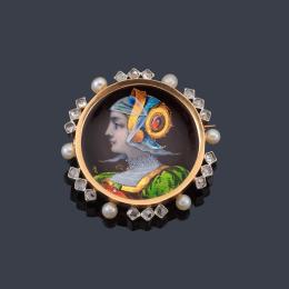 Lote 2056
Broche circular con perfil femenino esmaltado al fuego con orla de perlitas y diamantes talla rosa.