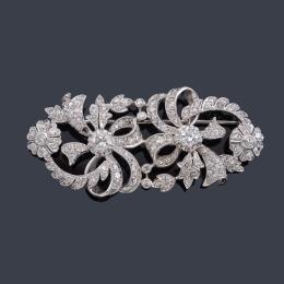 Lote 2073
Broche con diseño floral con diamantes talla brillante y 8/8 de aprox. 2,50 ct en total.