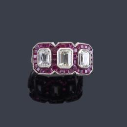 Lote 2097
Anillo con tres diamantes talla esmeralda de aprox. 1,80 ct en total con orla de rubíes calibrados.