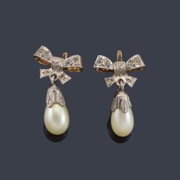 Lote 2111
Pendientes largos con pareja de perlas en forma de gota y motivo superior en forma de lazo, con diamantes.