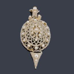 Lote 2113
Colgante realizado con perlitas aljófar y perlas de mayor tamaño cosidas entre sí, con diseño ligeramente bombé y calado sobre placa de nácar.