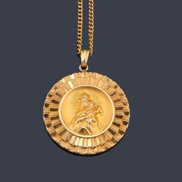 Lote 2129
Medalla escapulario con La Imagen de La Virgen del Carmen en oro amarillo de 18K.