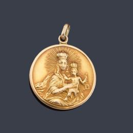 Lote 2132
Medalla escapulario con Imagen de La Virgen del Carmen y el Sagrado Corazón en oro amarillo de 18K.