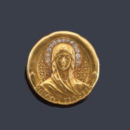 Lote 2134
Broche con Imagen devocional de La Virgen con orla de brillantes y leyenda 'Virgo Fidelis' en montura de oro amarillo de 18K.