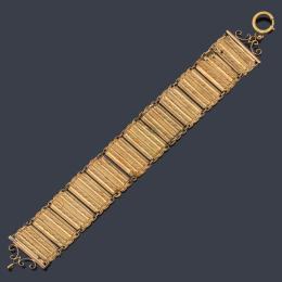 Lote 2135
Pulsera con eslabones en forma de plaquitas con decoración de cordoncillo en oro amarillo de 18K. Ppios S. XX.
