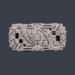 Lote 2141
Broche-placa rectangular con diseño calado enriquecido con diamantes talla rosa y antigua.