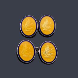 Lote 2143
TIFFANY & Co
Gemelos ovalados con diseño de rana realizada en esmalte 'guilloché' amarillo con orla azul.