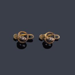 Lote 2146
Pareja de botones con diseño de serpiente enroscada en oro amarillo de 18K y diamantes talla rosa. S. XIX.