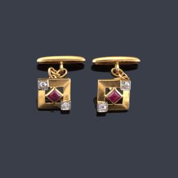 Lote 2157
Gemelos 'Art Decó' con rubíes calibrados y diamantes talla antigua en montura de oro amarillo de 18K. C. 1930.