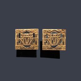 Lote 2166
Gemelos con diseño de motivos aztecas en montura de plata y frente de oro amarillo de 18K.