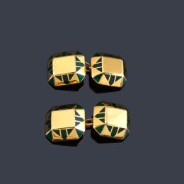 Lote 2172
LUIS GIL
Gemelos con motivos geométricos en esmalte negro y verde sobre montura de oro amarillo de 18K.