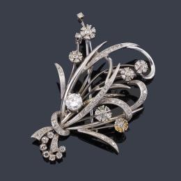 Lote 2190
Broche con diseño de 'Bouquet floral' con diamantes talla brillante y 8/8 de aprox. 1,60 ct en total.