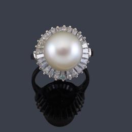 Lote 2192
Anillo con perla de aprox. 11,30 mm con orla de diamantes talla trapecio.