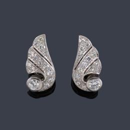 Lote 2196
Pendientes con diseño de alas con diamantes talla 8/8 y brillante de aprox. 2,00 ct en total.