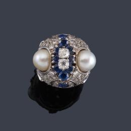 Lote 2197
Anillo bombé con pareja de perlas de aprox. 8,02 y 8,04 mm con zafiros y diamantes talla cojín y 8/8.