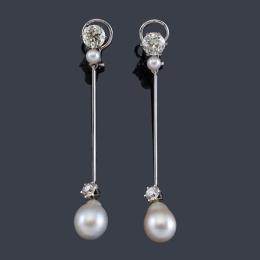 Lote 2198
Pendientes largos con pareja de perlas aperilladas de aprox. 13,07 mm y 13,52 mm con dos brillantes de aprox. 1,51 ct y 1,46 ct.