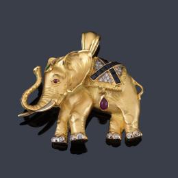 Lote 2234
Colgante con diseño de elefante con zafiros, rubíes y brillantes en oro amarillo mate de 18K.