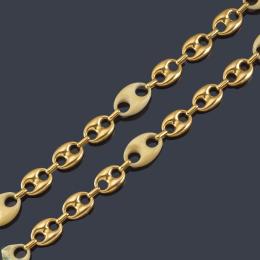 Lote 2235
Collar largo con eslabones de calabrote en oro amarillo de 18K y marfil. Años '70.