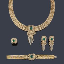 Lote 2241
Parúre compuesto por collar, pendientes, pulsera y anillo con diamantes talla brillante y baguette de aprox. 55,60 ct en total y esmeraldas talla cabujón de aprox. 13,00 ct en total.