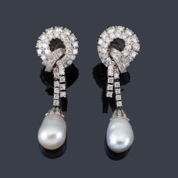Lote 2250
Pendientes largos con pareja de perlas ligeramente barrocas de aprox. 12,72 mm y 12,85 mm con brillantes de aprox. 3,80 ct en total.