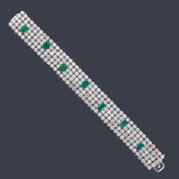 Lote 2261
Delicada pulsera con siete esmeraldas talla rectangular sobre bandas de brillantes de aprox. 22,00 ct en total. Años '70.