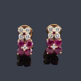 Lote 2272
Pendientes cortos con diseño floral con rubíes y brillantes en montura de oro amarillo de 18K.