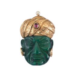 Lote 2287
Broche con cabeza de Marajá realizada en malaquita tallada y turbante en oro amarillo de 18K.