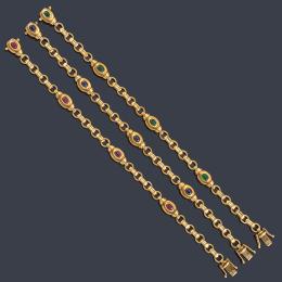 Lote 2422
Tres pulsera con esmeraldas, zafiros y rubíes talla cabujón en montura de oro amarillo de 18K.