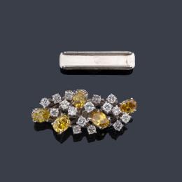 Lote 2428
Broche con diamantes 'Fancy Yellow' talla oval de aprox. 2,00 ct y brillantes de aprox. 0,80 ct en total.