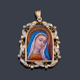 Lote 2446
Medalla devocional con Imagen de La Virgen en esmalte policromado, enmarcado en oro amarillo de 18K y diamantes.