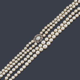 Lote 2462
Collar con dos hilos de perlas de aprox. 6,21 mm - 9,21 mm con cierre ovalado con ópalo blanco y brillantes realizado en oro blanco de 18K.