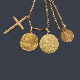 Lote 2465
Lote compuesto por una cadena, dos medallas devocionales, una cruz y moneda en oro amarillo de 18K.