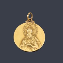 Lote 2466
Medalla devocional con Imagen de La Virgen del Pilar en oro amarillo de 18K.