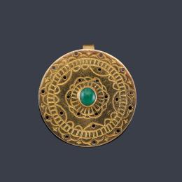 Lote 2482
GUAYASAMIN
Broche circular con esmeralda central talla cabujón en montura de oro amarillo de 18K.