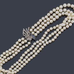Lote 2495
Collar con tres hilos de perlas de aprox. 6,81 - 7,77 mm en diferentes longitudes con cierre en forma de lazada.