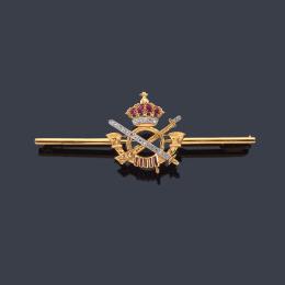 Lote 2514
Alfiler con escudo de Infantería con diamantes talla 8/8 y rubíes en montura de oro amarillo de 18K.