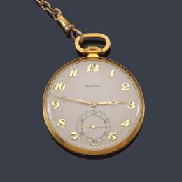 Lote 2538<br>MOVADO, reloj lepín con caja en oro amarillo de 18 K y leontina en oro amarillo de 18 K. Estuche original de Ansorena.