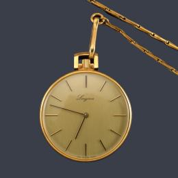 Lote 2540
LONGINES, reloj lepin con caja en oro amarillo de 18 K y leontina en oro amarillo de 18 K.