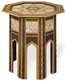 Lote 1014
Mesa de centro octogonal estilo Nazari, en madera y madera ebonizada, con decoración geométrica de marquetería y nacar.
S. XX