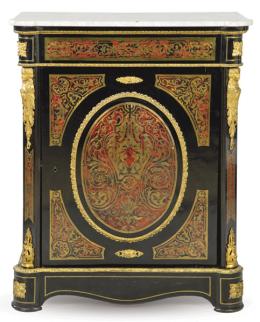 Lote 1025
Entredós Napoleón III en madera ebonizada, con decoración tipo Boulle