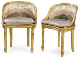 Lote 1029
Pareja de sillas Napoleón III, estilo Luis XVI en madera tallada y dorada, con respaldo y asiento de rejilla.
Francia, finales S. XIX