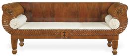 Lote 1033
Canapé biedermeier en madera de nogal, con el frente y las patas talladas, y marquetería de motivos geométricos en maderas finas.
Alemania, segunda mitad S. XIX